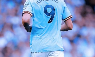 13次触球0射正，哈兰德关键战隐身，曼城7分落后，新双骄之争成笑话