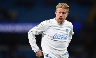 34岁德布劳内重回伊蒂哈德球场 与哈兰德友好互动并致意曼城球迷